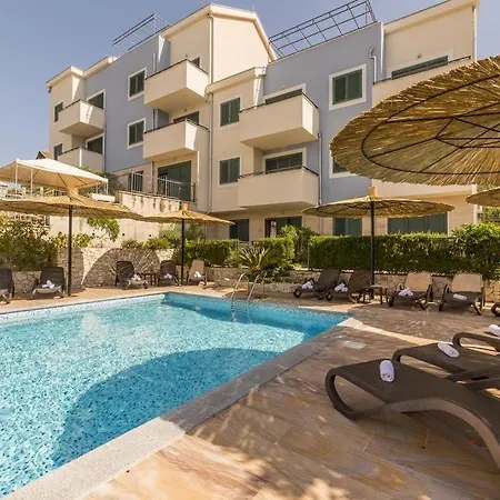 Seaesta Pool And Lejlighed *