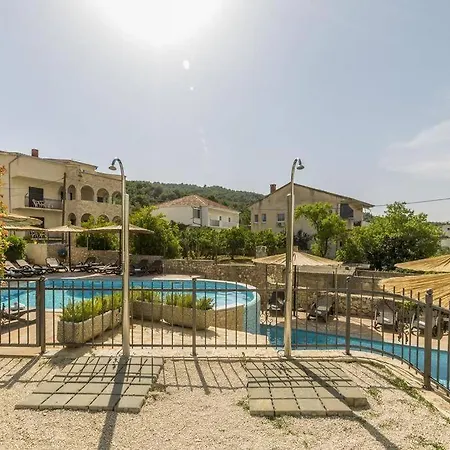 Seaesta Pool And Slatine