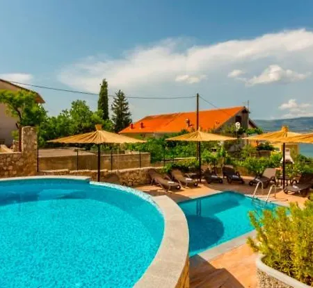 Apartment Seaesta Pool And Slatine