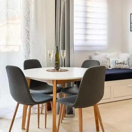 Seaesta Pool And Apartment
