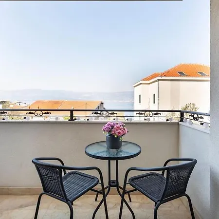 Apartment Seaesta Pool And