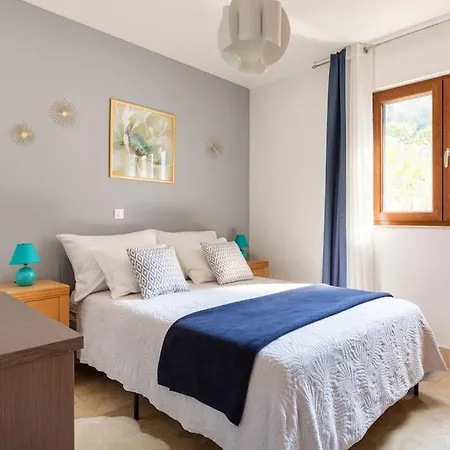 Apartment Seaesta Pool And