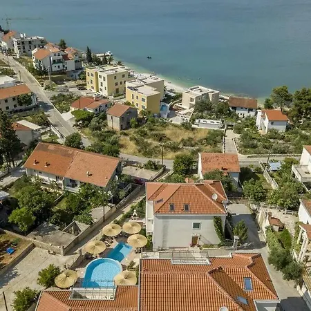 Seaesta Pool And Slatine