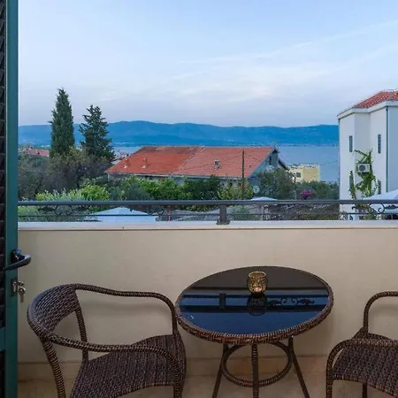 Seaesta Pool And Apartment