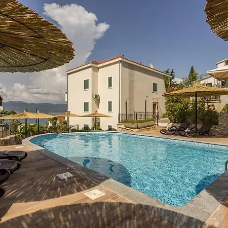 Seaesta Pool And
